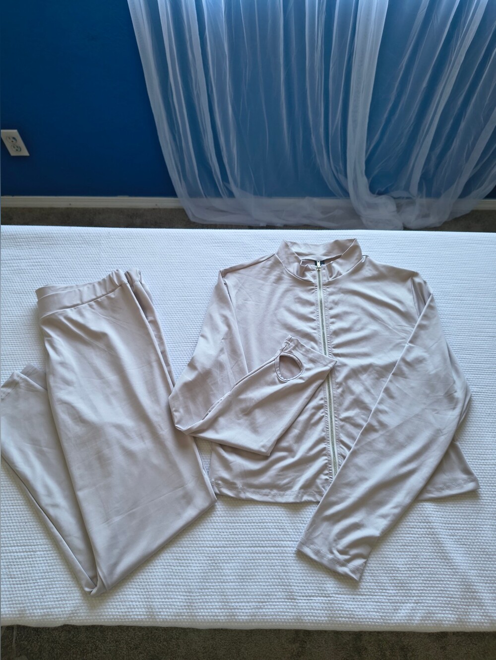 Women's 2 Piece Activewear Tracksuit Set - Full Zip Jacket & Pants - Light Gray.